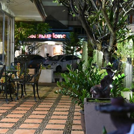 The Canal Hotel Bangkok Bagian luar foto