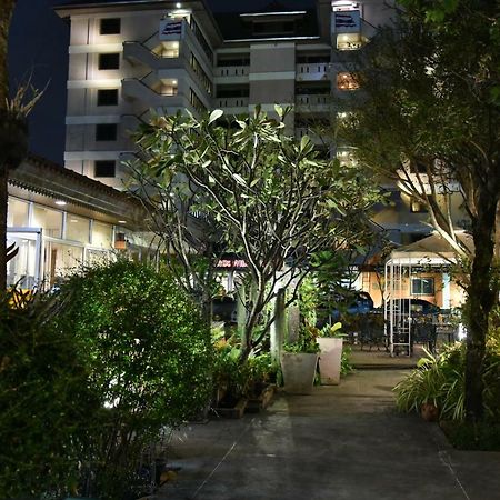 The Canal Hotel Bangkok Bagian luar foto