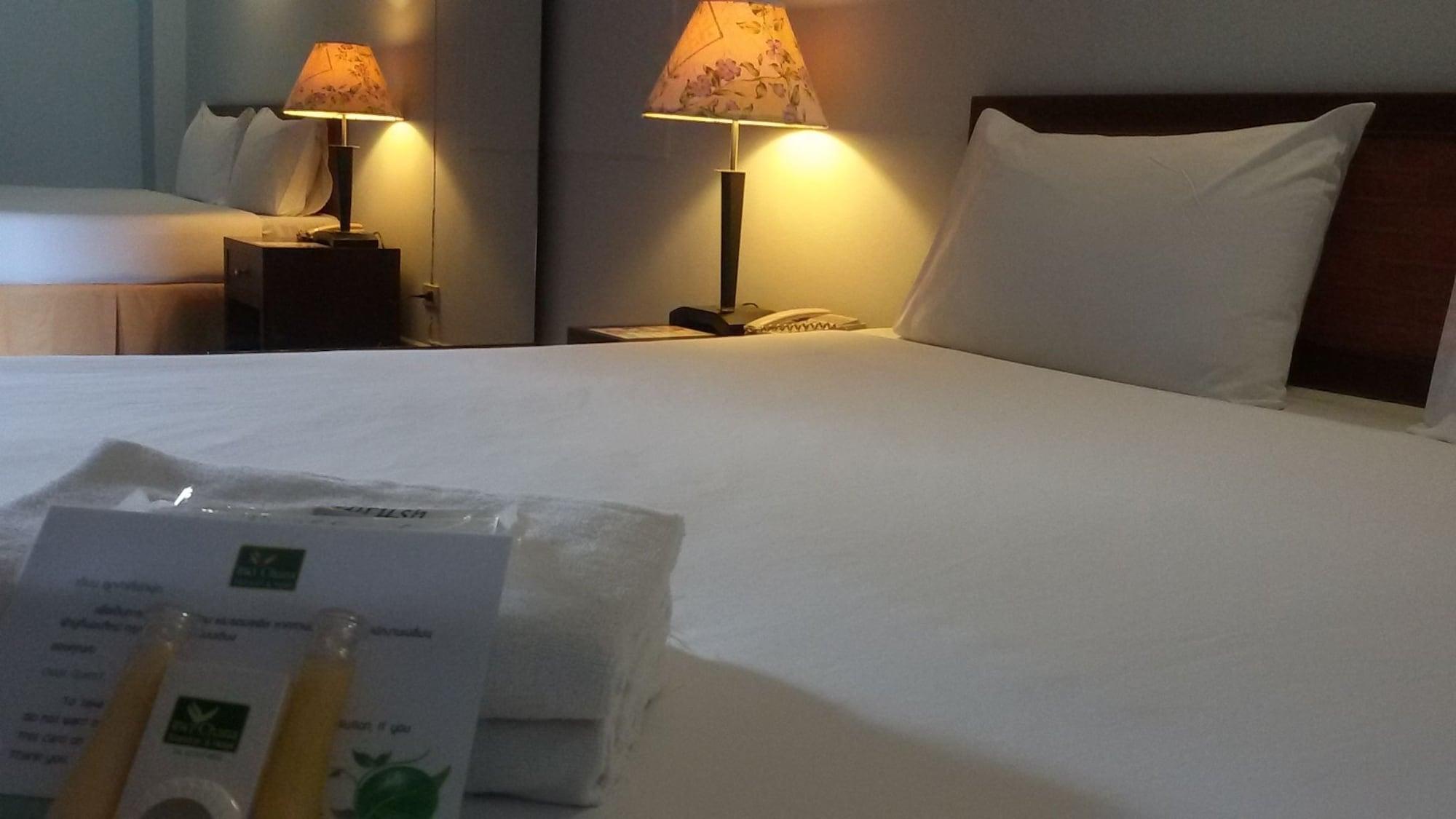 The Canal Hotel Bangkok Bagian luar foto