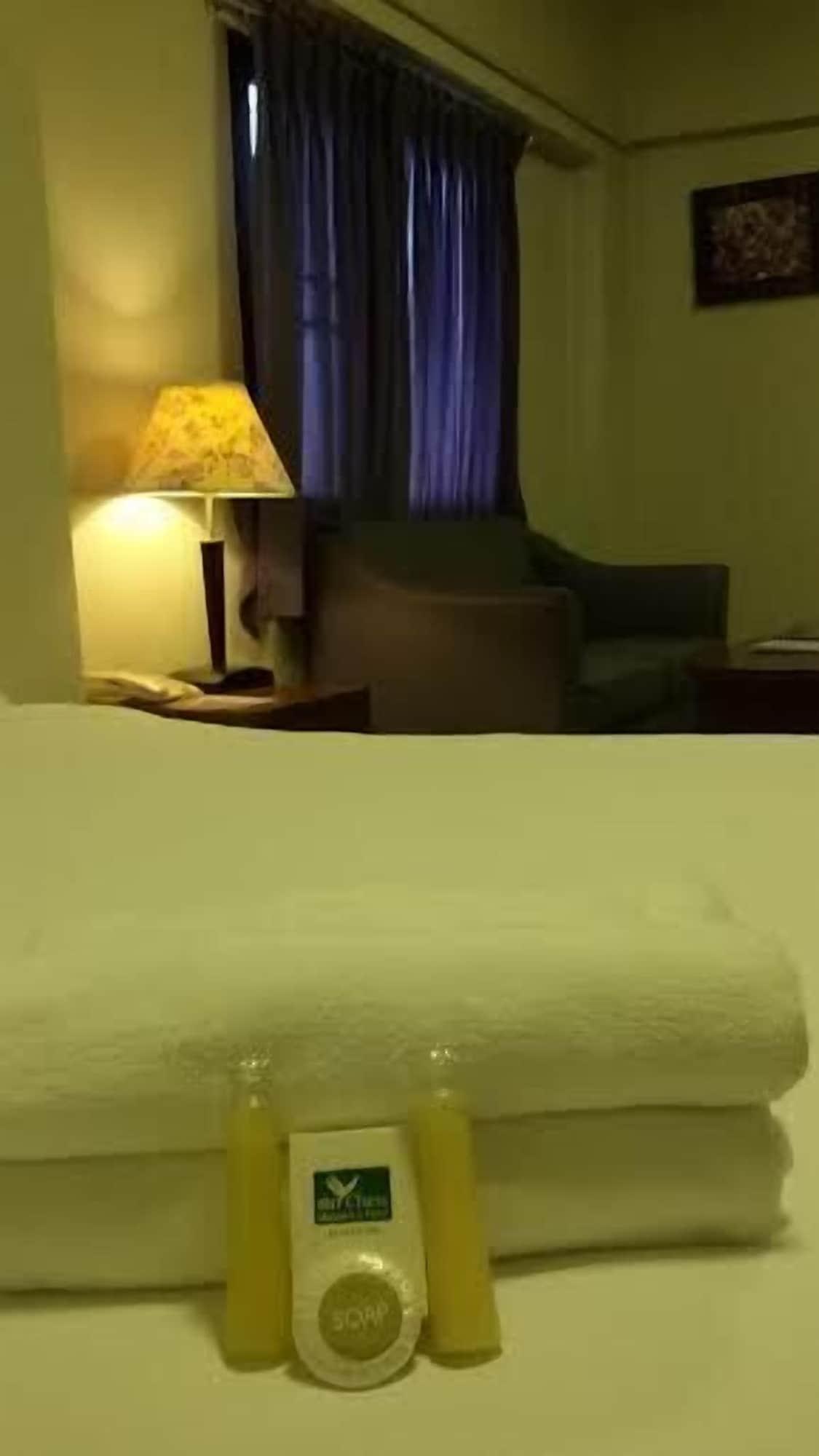 The Canal Hotel Bangkok Bagian luar foto