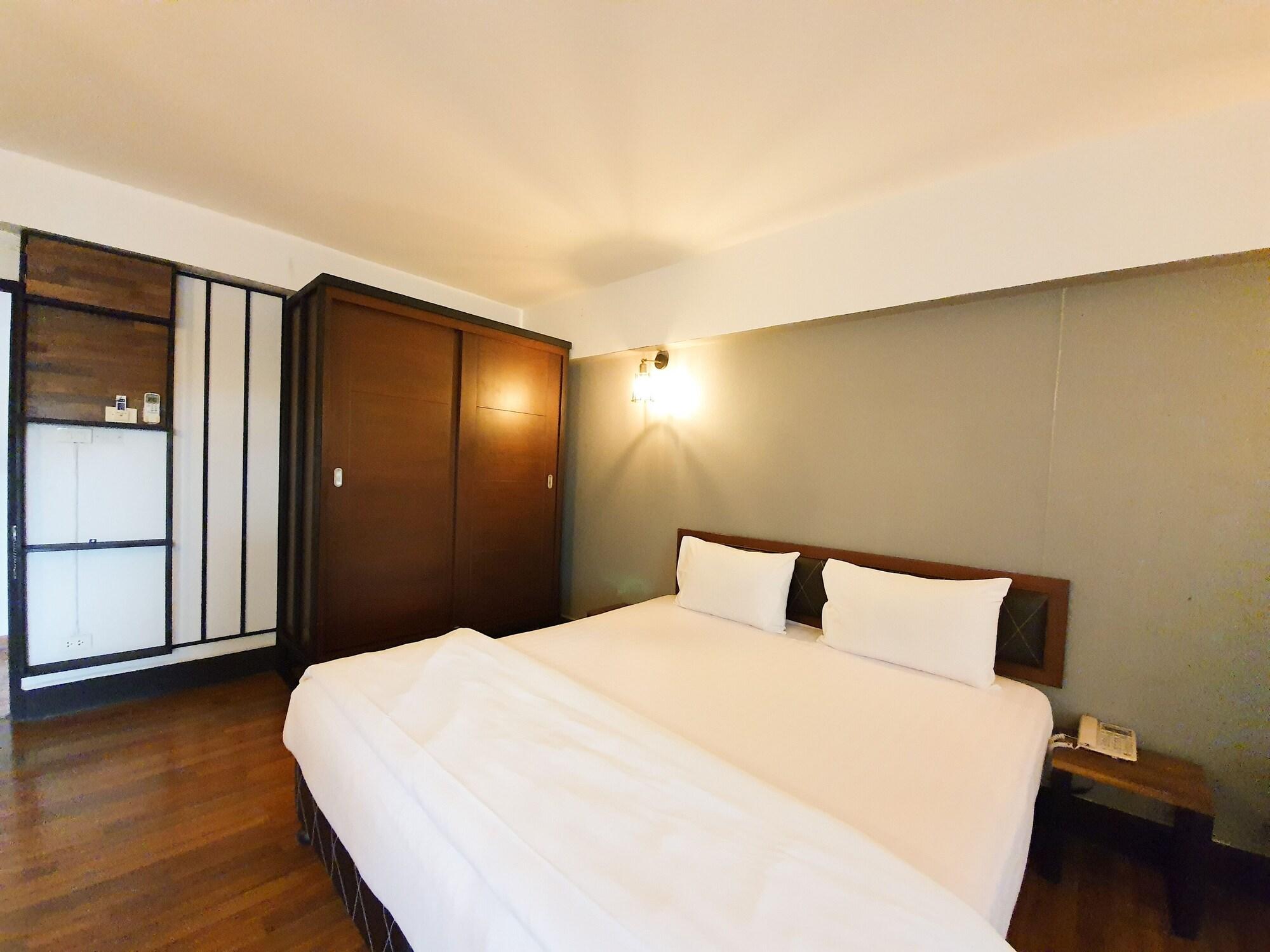 The Canal Hotel Bangkok Bagian luar foto