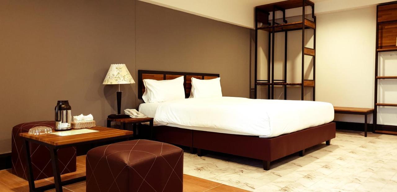 The Canal Hotel Bangkok Bagian luar foto