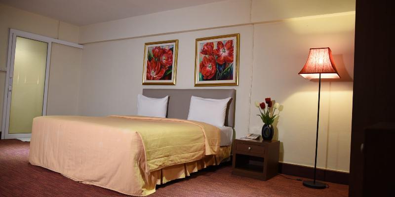 The Canal Hotel Bangkok Bagian luar foto