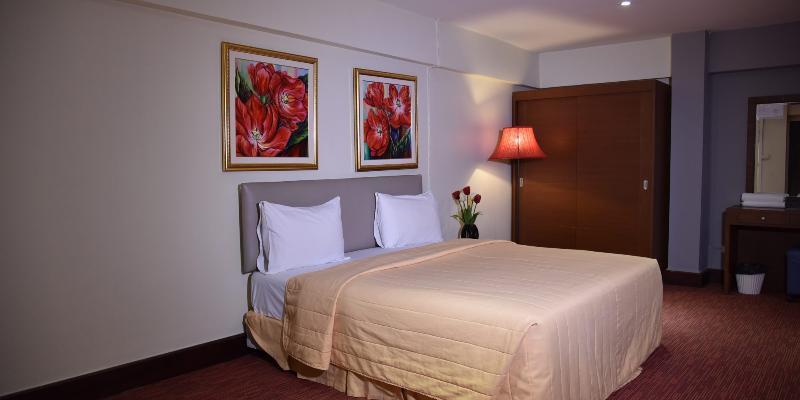 The Canal Hotel Bangkok Bagian luar foto