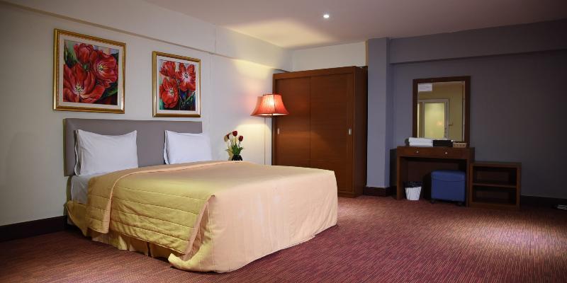 The Canal Hotel Bangkok Bagian luar foto
