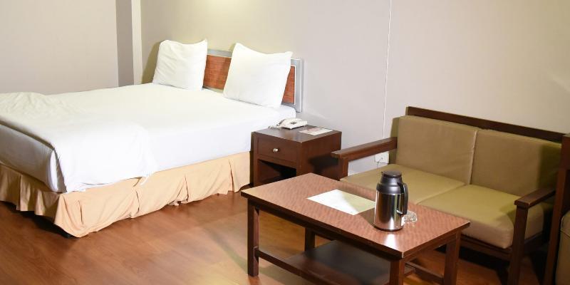 The Canal Hotel Bangkok Bagian luar foto